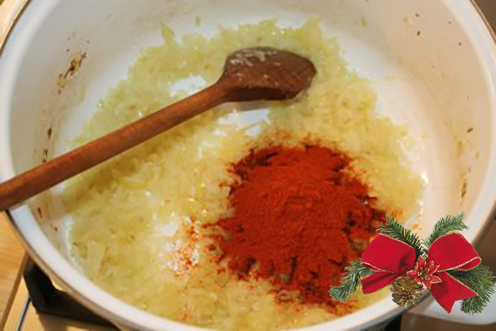 A kókuszolajat/zsírt felforrósítjuk, megfonnyasztjuk benne a hagymát, rádobjuk a húst, és élénk tűzön 2-3 percig pirítjuk. Megszórjuk a pirospaprikával és a köménymaggal, hozzáadjuk az áttört fokhagymát, a zöldpaprikát és a paradicsomot, kissé megsózzuk, borsozzuk, saját levében, fedő alatt kb. 40 percig, puhulásig pároljuk, azaz pörköltet készítünk.