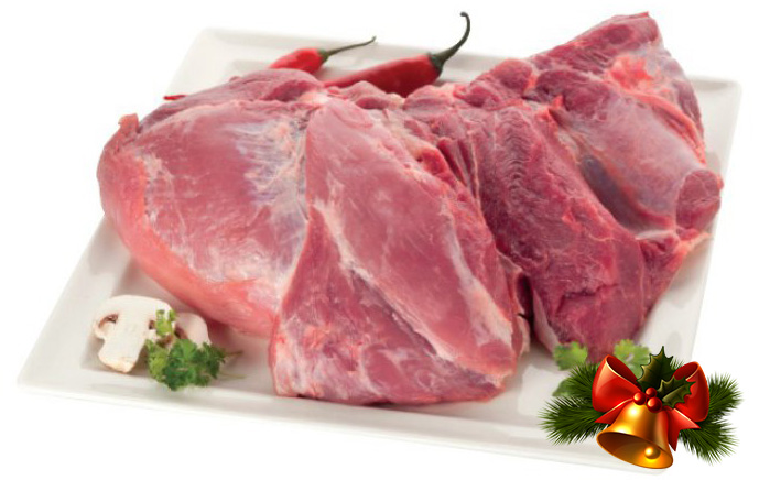 A húst megmossuk, apró kockákra vágjuk. A hagymát és a fokhagymát meghámozzuk, a hagymát felaprózzuk. A savanyú káposztát kissé kiöblítjük és lecsepegtetjük. A zöldpaprikát és a paradicsomot megmossuk, a zöldpaprikát kicsumázzuk és felkarikázzuk, a paradicsomot meghámozzuk, gerezdekre szeljük.