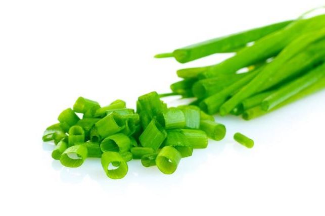 A snidlinget és a petrezselyemzöldet finomra vágjuk, majd beleforgatjuk a túrókrémbe.