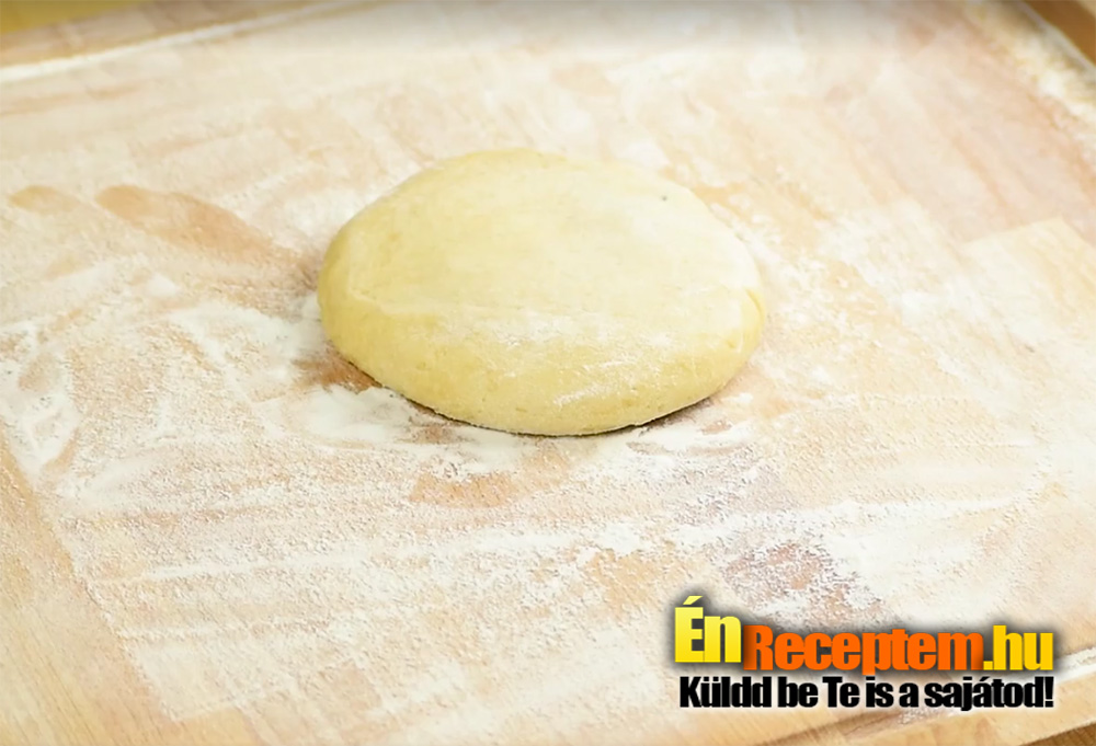 A lisztet tálba öntjük, belekeverjük a cukrot, a vaníliás cukrot és a sót. Közepébe kis mélyedést csinálunk, bele tesszük a két tojást, belemorzsoljuk az élesztőt, hozzá adjuk a felolvasztott margarint és a langyos tejet. A hozzávalókat összegyúrjuk, míg egy lágy tésztát nem kapunk. Letakarva, meleg helyen a duplájára kelesztjük. (30-40 perc)