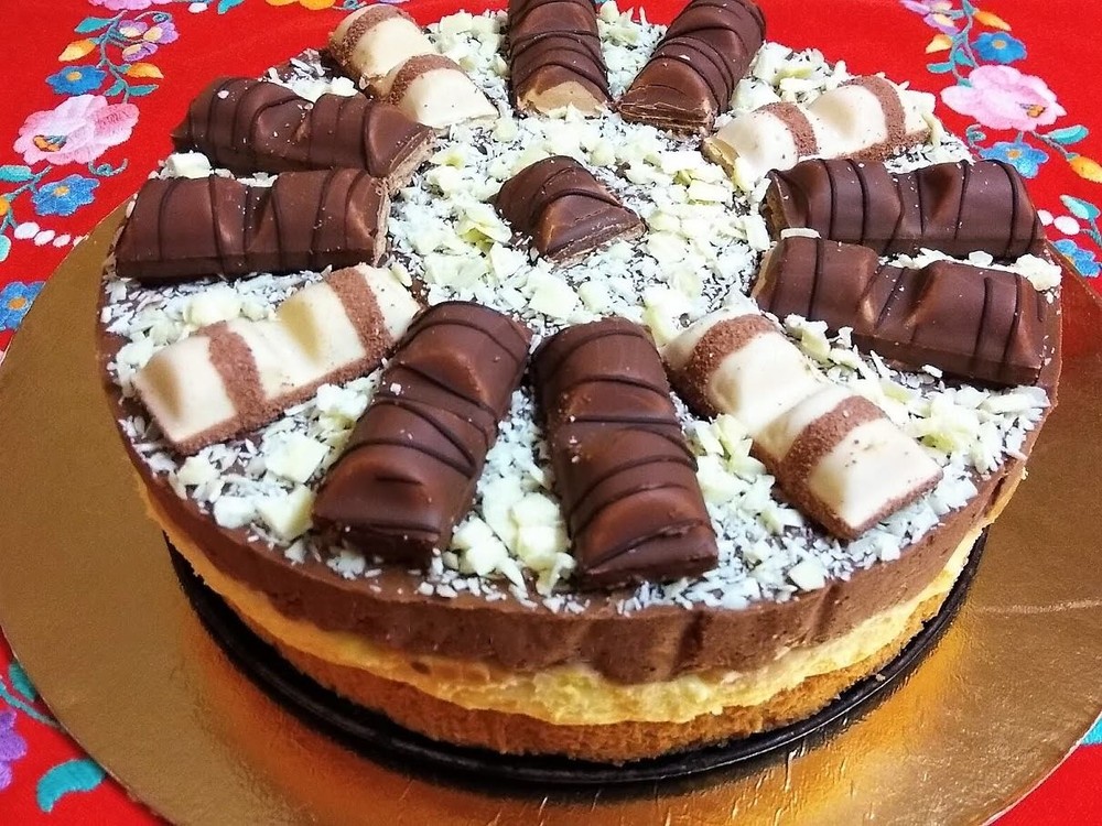 Elfelezzük a krémet, felébe olvasztott csokit öntünk és jól keverjük.
A mogyoróskrémre kenjük a sárga krémet. Rárakjuk a tejbe áztatott kekszet. Rákenjük a kekszre a csokikrémet. Pár órára hidegre tesszük. Tetszés szerint díszítsük.