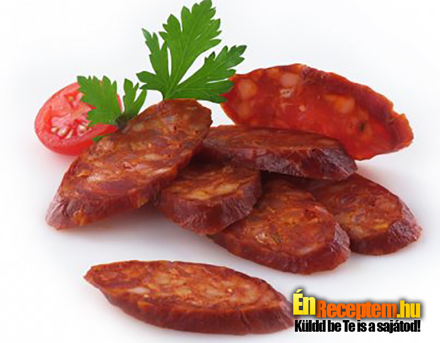 Öntsük fel az egészet annyi vízzel, hogy ellepje, majd adjuk hozzá a babérlevelet. Sózzuk, borsozzuk. Alacsony lángon, fedővel nagyjából 50 percig főzzük a levest, amíg a lencse meg nem puhul. Félidőnél tegyük bele a karikára vágott kolbászt is.