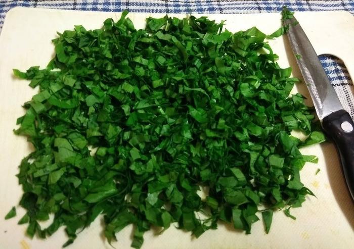 Konyharuhával letakarjuk és 30 percig pihentetjük.
Míg pihen a tésztánk, addig felaprítjuk a medvehagymát.