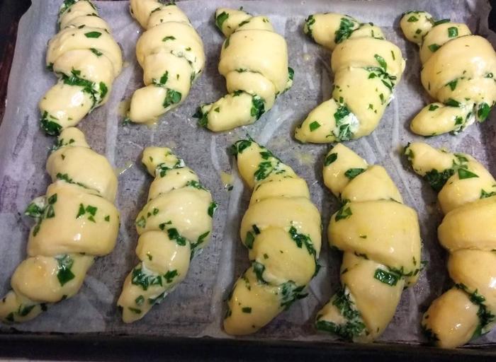 180 fokon kb 20 perc alatt szép pirulósra sütjük.
Sütés előtt megszórhatjuk ízlésünk szerinti magokkal, és reszelt sajttal is.