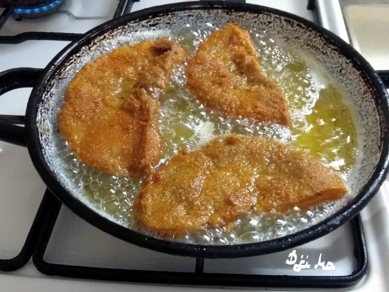 Az őzlábgombát nem sózzuk, inkább a felvert tojásba tegyünk több sót. Liszt, felvert sózott tojás, majd zsemlemorzsa keverékében megforgatjuk, és bő forró olajban megsütjük, majd konyhai papírtörlőre szedjük.