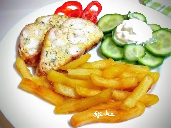 Egy tepsibe helyezve tegyük, hogy az esetlegesen kifolyó szaft ne folyjon a sütőbe.
Előmelegített sütőben, 170 fokon, kb. 40 perc alatt süssük készre. Amikor megsült, késsel körbe lazítjuk, és kifordítjuk a formából sütőpapíros tepsire. Addig sütjük még, míg a szalonna kissé meg nem pirul.
Kicsit hűtjük, majd szeleteljük.