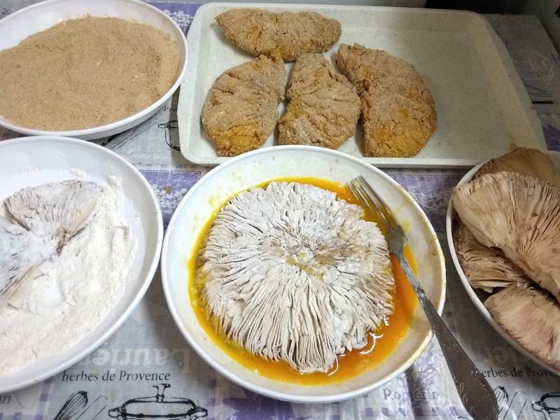 Az őzlábgombát megtisztítjuk. Nem szükséges alaposan megmosni. Kalapjával felfelé az egyik tenyerünkbe fogjuk és finoman megpaskoljuk, hogy az alján levő lemezek köz megbúvó esetleges bogár vagy fűszál kipotyogjon. A tetejét gyenge vízsugár alatt óvatosan szivaccsal vagy a kezünkkel lemossuk, hogy a rajta levő szárazabb pikkelyszerű héj lejöjjön.