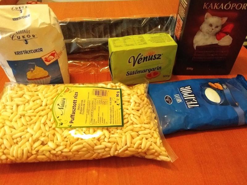 Előkészítjük a hozzávalókat. Az őzgerinc sütőformát kibéleljük foltpakkal.
Egy nagyobb lábosba felteszünk melegedni 1 dl vizet, hozzákeverjük a cukrot és jól felforraljuk. Beleolvasztjuk a margarint.