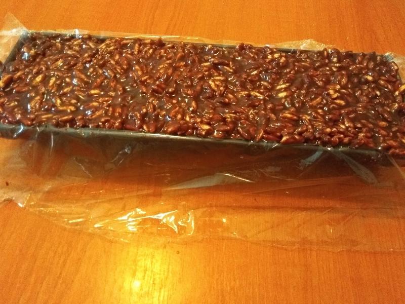 Levesszük a tűzről, hozzákeverjük a kakaóport, tejport, vaníliás cukrot, és simára keverjük vele. Utána a puffasztott rizzsel alaposan elkeverjük.