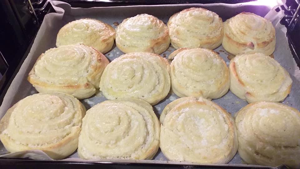 A tekercseket kivajazott, lisztezett (vagy sütőpapíros) tepsibe nem túl szorosan egymás mellé fektetjük. A tetejét a cukorral elkevert langyos tejjel meglocsoljuk, és előmelegített sütőbe toljuk.