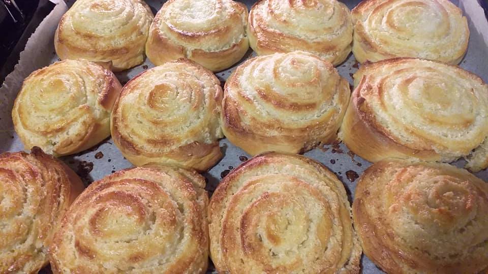 Forró sütőben (a gázsütő 4-5 fokozatán) 20 percig sütjük. Kivesszük a sütőből, és a maradék cukros tejjel, meglocsoljuk a félkész csigákat. Visszatesszük a sütőbe, és kb. újabb 20 perc alatt készre, aranysárgára sütjük.