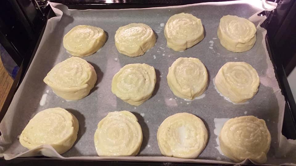 1 dl langyos tejbe 1 teáskanál cukrot, és az élesztőt belemorzsoljuk, és felfuttatjuk.
Közben egy mélyebb tálba beleszitáljuk a lisztet, hozzáadjuk a tojást, csipetnyi sót, a cukrot, vajat, végül a felfuttatott élesztőt. A megmaradt tejet apránként, több részletben adjuk a tésztához gyúrás közben.