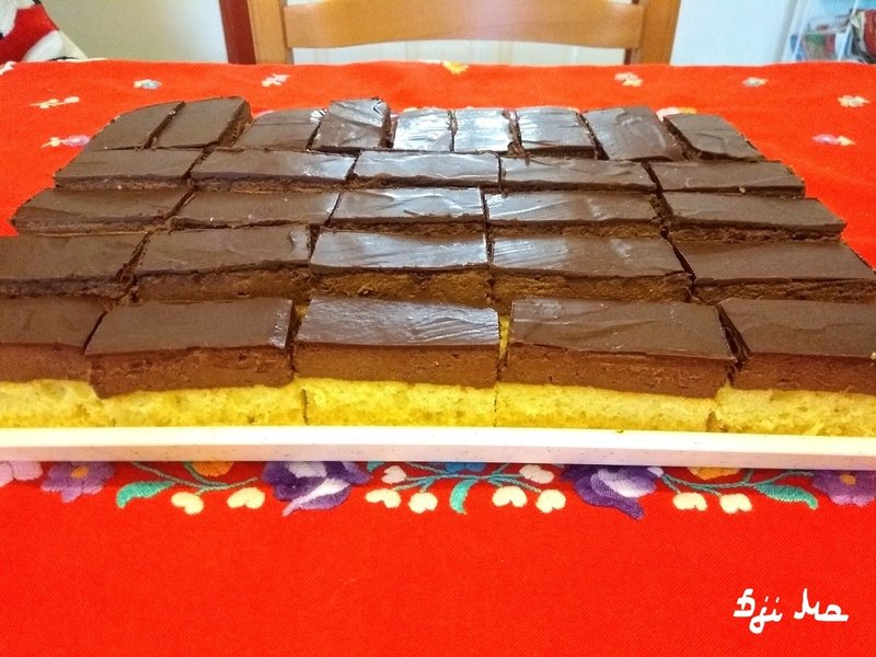 Pár órára hűtőbe tesszük, majd szeleteljük.