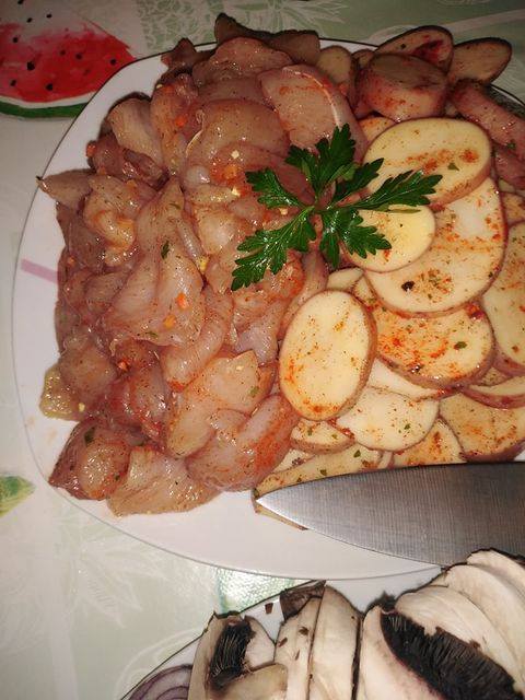 A feldarabolt husikat befűszerezve állni hagyom. (Tetszés szerinti készen kapható villámpáccal is fűszerezhetjük) Addig össze darabolom a többi hozzávalót. Minden alapanyagot akkorára vágok, hogy a nyársra húzva kb. egyforma méretűek legyenek. Gyerkőcöket bevonva, (Vigyázz a kezeidre!)