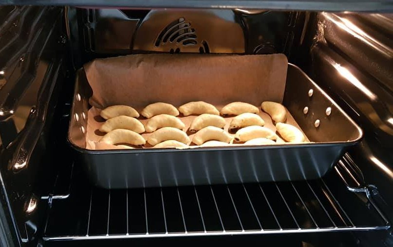 Elkészítjük a tölteléket. Én most mákkal, dióval töltöttem. A mákhoz szilvalekvárt tettem, a dióhoz baracklekvárt.