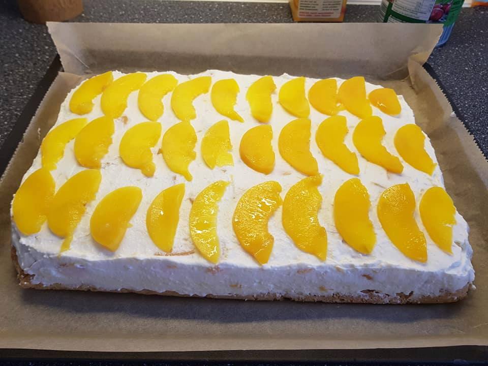 A tejszínt a porcukorral és a habfixel habbá verjük. Óvatosan a túróhoz adjuk, ezután mehet bele 6 db felezett barack felkockázva. Ezt a krémet a kihűlt piskótára tesszük.