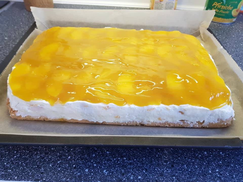 A maradék 4 db barackot felszeleteljük és egymás mellé a krémre helyezzük.
5 dl alma, mangó vagy baracklé. Ebben megfőzzük a vaníliáspudingot 4 evőkanál cukorral. Langyosra keverjük, majd a süti tetejére öntjük. Pár órára hűtőbe tesszük, majd szeleteljük.