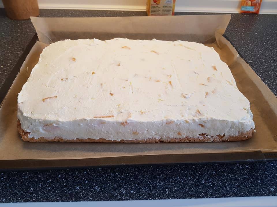 A piskótához mérjük ki a hozzávalókat, válasszuk külön a tojások fehérjét a sárgájától. A sárgájákat keverjük simára a cukorral.
Szórjunk a fehérjékre egy csipet sót és keverjük kemény habbá.
A cukros tojáshoz mehet a liszt és a sütőpor, majd keverjük simára. Óvatos, de gyors mozdulatokkal keverjük hozzá a habot.
Tepsi aljára tegyünk sütőpapírt, öntsük bele a keveréket, majd 180 fokon süssük aranybarnára. Miután lezártuk a sütőt, még 10 percig ne nyissuk ki az ajtaját.