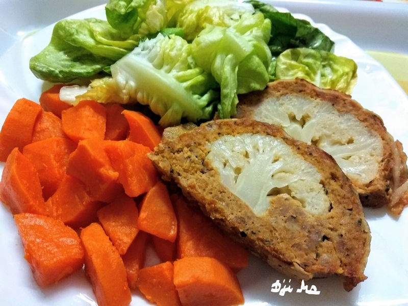 Az őzgerincformát egy tepsibe tesszük az esetlegesen kifolyó szaft miatt, s ha maradt a masszából, a tepsibe rakjuk a forma mellé. 180 fokon kb. 50 percig sütjük. Ezután kiborítjuk a formából a tepsire, és megpirítjuk rajt a szalonnát. Hagyjuk kicsit hűlni, mert akkor szépen lehet szeletelni.
Hidegen, és melegen egyaránt fogyasztható!