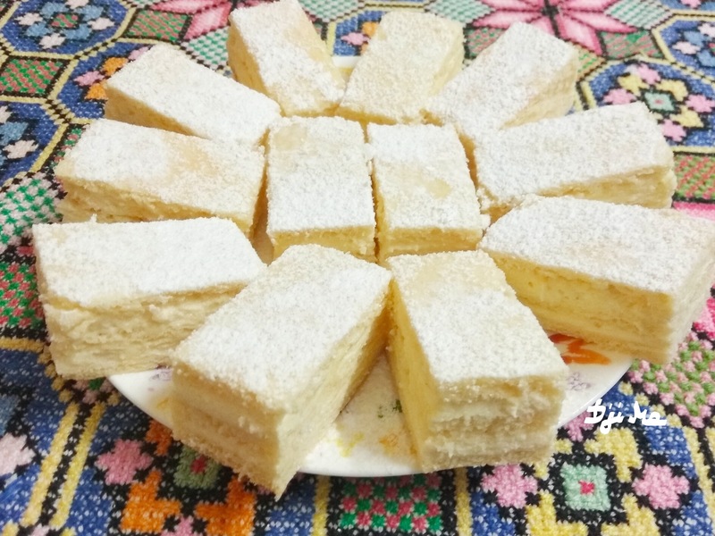 Az egyik lapra rákenjük a krém felét, ráteszünk egy másik tésztalapot,erre kenjük a krém másik felét, majd befedjük a harmadik tésztalappal.
Hűvös helyen egy éjszakát pihentetjük, másnap szeleteljük. Díszítésként porcukorral megszórhatjuk. Nagyon finom régi sütemény!